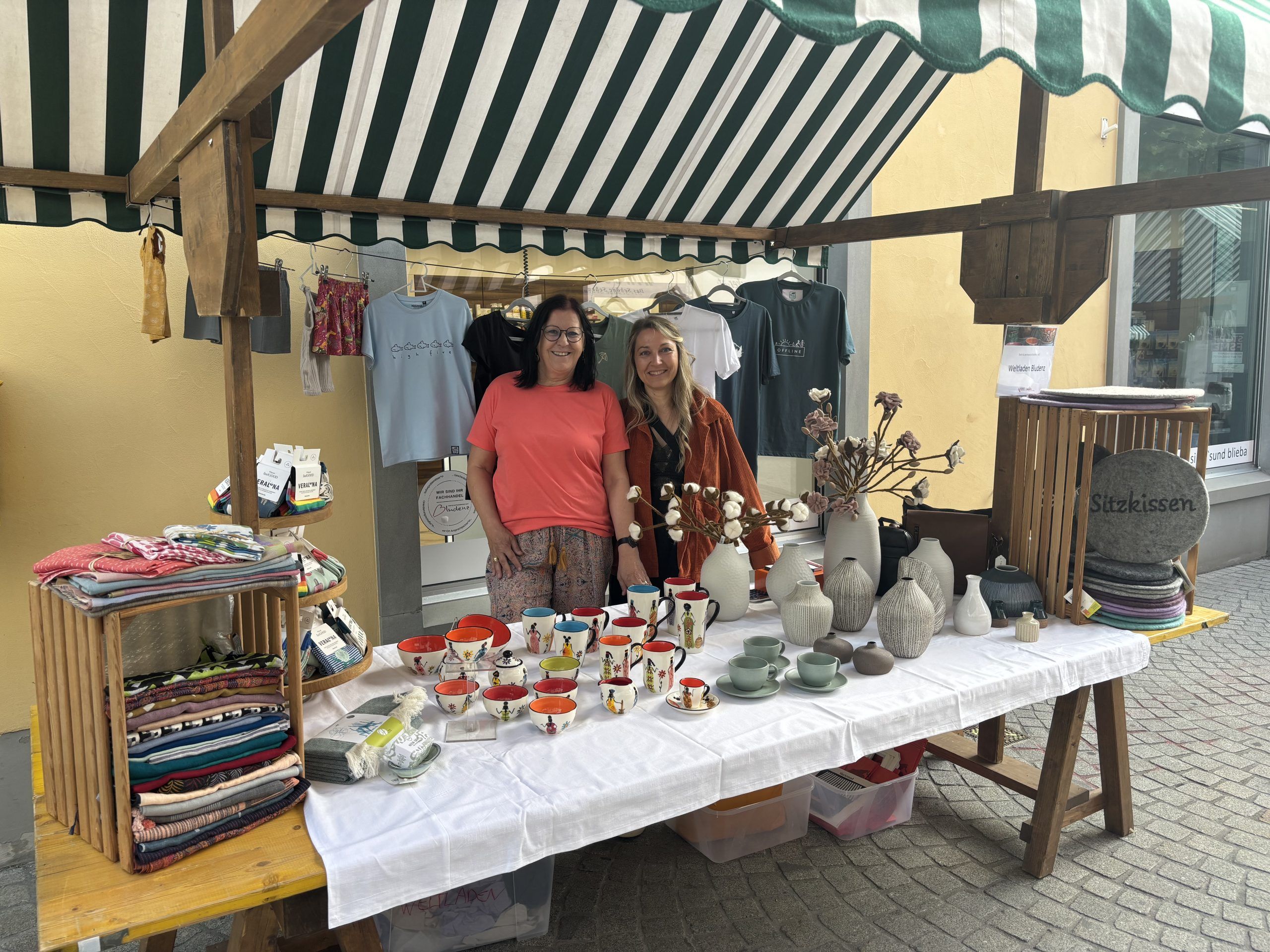 Weltladen Bludenz beim Stadt- & Landmarkt mit Schwerpunkt Keramik – fairer Handel mitten in der Alpenstadt. Entdecke handgefertigte Unikate, Keramik, faire Geschenke, Kunsthandwerk, Lebensmittel und Mode – nachhaltig, kreativ und verantwortungsvoll. Regional trifft global: erlebe den Weltladen Bludenz live auf den Bludenzer Markttagen. Tradition, Vielfalt und Fairness am Keramikmarkt 2025.